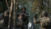 REENACTMENT - Ein deutscher Soldat überrennt eine amerikanische Stellung und nimmt den Platoon Sergeant und einige G.I.s gefangen.