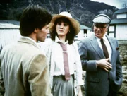Vater Armstrong (Stephen Elliott, r.) hat für seinen Sohn Garth (John Hammond, l.) eine gute Partie ausgesucht: die reiche Lane (Elizabeth Storm, M.)