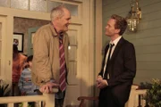 Nachdem Barney (Neil Patrick Harris, r.) seinen Vater (John Lithgow, l.) endlich kennengelernt hat, ist er enttäuscht, dass dieser ein richtiges Vorort-Spießerleben führt - doch Barney hat einen Plan, wie er dies ändern kann ...
