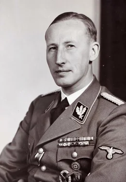 F&uuml;r die Nazis der perfekte Nationalsozialist: SS Obergruppenf&uuml;hrer Reinhard Heydrich (1904-1942) sa&szlig; am 20.01.1942 der Besprechung zur "Endl&ouml;sung der Judenfrage" im G&auml;stehaus der Sicherheitspolizei und des Sicherheitsdienstes, Am Gro&szlig;en Wannsee 56-58 in Berlin vor. (Foto: 1940)