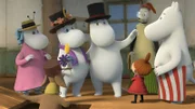 Muminpapa (3.v.l.) fühlt sich wohl in seiner Rolle als Theaterdirektor. Er weist Mumin (2.v.l.) in seine Rolle ein.