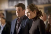 Während Kate Beckett (Stana Katic, r.) mit ihrer Vergangenheit konfrontiert wird, setzt Richard Castle (Nathan Fillion, l.) alles daran, den Scharfschützen, der in New York sein Unwesen treibt zur Strecke zu bringen ...