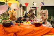 An besonders heißen Tagen schwören die Freunde von Rudis Rasselbande auf Ottos Spezialität: die Ottonade! Von links: Ella (Anna Menzel), Grete (Viviane Podlich), Rudi (Lennart Morgenstern), Buffo (Ulli Voland), Otto (Franziska Rattay)