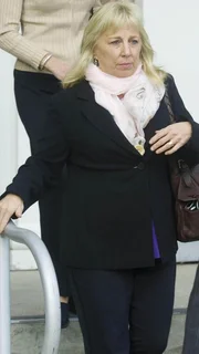 Janet Worthington verlässt das Gericht am ersten Tag des Prozsesses gegen Christopher McCrowen. Sie hatte ihr Cousine erstochen in deren Hausflur gefunden.