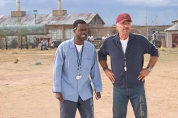 L - R:  Chris Rock als Caretaker, Burt Reynolds als Coach Nate Scarborough