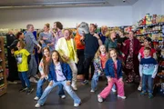 Was f&uuml;r ein aufregender Tag im Supermarkt mit HerrH, volker Rosin, TanzTapir, Tom Lehel, Singa, den tanz-Alarm-Kids und dem Supermarkt-Team.