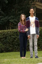 Als sie Britta bei sich wohnen lassen, rutscht Annie (Alison Brie, r.) und Abed (Danny Pudi) ein pikantes Geheimnis über Brittas Eltern heraus ...