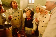 Eine so gute Suppe hat der Oberk&uuml;chenmeister (Christian Ahlers, 3.v.l.) noch nie probiert.