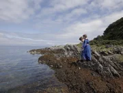 Gudrun (Sophie Ryder) und Olaf erkunden die Wasserbecken am Strand.