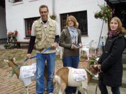 Vor knapp 10 Jahren verstarb der fürsorgliche Familienvater Sigfried Fiderer völlig unerwartet und ließ seine Frau und zwei Töchter zurück, Michaela,li. Marion,re. Dete Kümmel soll kommen und alles aus dem Haus verkaufen, was nicht niet- und nagelfest ist.