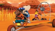 Munroe, Badou und Chiku fahren mit Chikus neuer Erfindung, dem Surfgleiter.