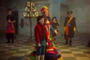 Fee Kräuterweis (Anica Dobra, M.) entführt den kleinen Jakob (Jonathan Tittel, l.) in ihr magisches Reich.