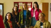 Addies (Lola Blue, 2. von links) Familie - Mutter Bess (Zahra Browne, links), die Zwillinge Keedie (Georgia De Gidlow, Mitte) und Nina (Caitlin Hamilton, 2. von rechts), sowie Vater James (Geoffrey Newland, rechts) - ist bei der Anhörung dabei. Da Miss Murphy während des Streitgesprächs ihr wahres Gesicht zeigt, sieht es nun für sie nicht gut aus.