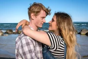 Praxis mit Meerblick - Unter Campern Junges Glück: Lukas Zumbrock als Kai Kaminski, Morgane Ferru als Schwester Mandy