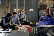 Während Sheldon (Jim Parsons, 2.v.r.) noch damit hadert, ob er tatsächlich seine gewohnte Umgebung verlassen soll, freuen sich Leonard (Johnny Galecki, r.), Rajesh (Kunal Nayyar, l.) und Howard (Simon Helberg, 2.v.l.) auf einen Sommer ohne ihn.