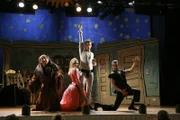Auch, wenn Frank (Danny DeVito, l.), Dee (Kaitlin Olson, 2.v.l.), Dennis (Glenn Howerton , 2.v.r.) und Mac (Rob McElhenney, r.) von dem Musical nicht wirklich begeistert sind, würden sie Charlie nie im Stich lassen ...