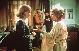 Guy Woodhouse (John Cassavetes, 2.v.r.) und seine h&uuml;bsche Frau Rosemarie (Mia Farrow, l.) sind in ein altes New Yorker Mietshaus gezogen. Das junge Paar freundet sich mit den &auml;ltlichen Nachbarn Minnie (Ruth Gordon, r.) und Roman Castevet (Sidney Blackmer, 2.v.l.) an.