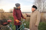 Klara (Wolke Hegenbarth, l.) möchte von Willi Karlfeld (Jochen Stern, r.) wissen, ob er einen Schuß bei seinen Wanderungen gehört hat.