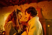 Der Zauberbann ist gebrochen, Mimi (Josephine Thiesen) und Jakob (Adrian Grünewald) sind glücklich vereint.
