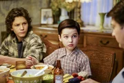 "Young Sheldon", "Schlüsselkinder, Whisky und zwei Helden." Mary hat ein verlockendes Jobangebot bekommen: Sie soll in der Kirche als Sekretärin aushelfen. Das würde allerdings bedeuten, dass Sheldon und Missy am Nachmittag alleine im Haus sind, da sich Meemaw weigert, auf die beiden aufzupassen. Zunächst finden die beiden Kinder ihre Freiheit gut, doch dann passiert Sheldon ein Missgeschick. Im Bild (v.li.): Montana Jordan (George Cooper Jr.), Iain Armitage (Sheldon Cooper), Lance Barber (George Cooper Sr.).