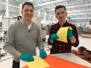 Gemeinsam mit dem Flugzeugbau-Ingenieur Yves Klett probiert Eric Mayer verschiedene Papierfaltungen aus und testet, wie stabil sie sind.