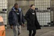 Ray Cannon (Edwin Hodge, l.); Kristin Gaines (Alexa Davalos, r.)