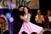 Geoff Schwartz (Sam Lerner, l.); Erica Goldberg (Hayley Orrantia, r.)