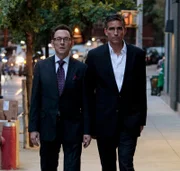 L-R: Harold Finch (Michael Emerson) und Reese (Jim Caviezel)