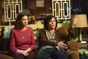 Sue (Eden Sher, l.); Axl (Charlie McDermott, r.)