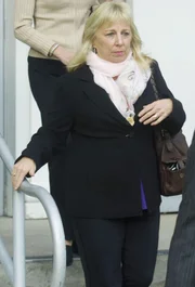 Janet Worthington verlässt das Gericht am ersten Tag des Prozsesses gegen Christopher McCrowen. Sie hatte ihr Cousine erstochen in deren Hausflur gefunden.  +++