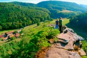 Nina und Sebastian Kill - Blick vom Felsen auf den Bärenbrunnerhof.