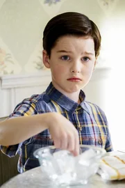 Selbst Sheldon (Iain Armitage) ist sich nicht sicher, ob es eine gute Idee ist, dass er und seine Schwester einen ganzen Nachmittag alleine Zuhause verbringen sollen ...