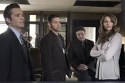 Kevin Ryan (Seamus Dever, l.) und Javier Esposito (Jon Huertas, 2.v.l.) haben interessante Neuigkeiten im aktuellen Fall für Richard Castle (Nathan Fillion, 2.v.r.) und Kate Beckett (Stana Katic, r.) ...
