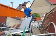 Trödelexperte Mauro Corradino im Schrottcontainer..