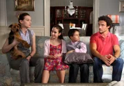 Martine (Gunther Gillian) und Elena (Jana Klinge) wollen ihren beiden Kindern Carlos (Luca Jochen) und Cinzia (Elena von Eysmondt) endlich sagen, dass sie sich scheiden lassen wollen.