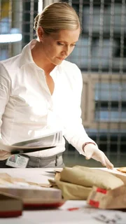 Calleigh (Emily Procter) nimmt sich erneut das Beweismaterial im Fall der angeblichen Vergewaltigung von Valerie Naff vor. Wurde damals etwas &uuml;bersehen?