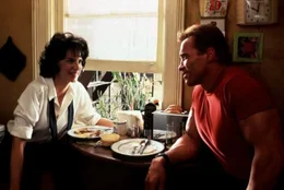 L-R: Mutter (Mercedes Ruehl) und Jack Slater (Arnold Schwarzenegger)