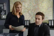 Chris (Gedeon Burkhard) findet raus, dass Schneider Brandt gewarnt haben muss... (li. Daniela Wutte als Susanne König)