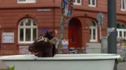 Mit seiner eingetauschten Badewanne fährt Pferd durch die Stadt.