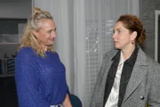 Maren (Eva Mona Rodekirchen, l.) und Nina (Maria Wedig) wollen durch einen gemeinsamen Abend auf andere Gedanken kommen.  +++ Die Verwendung des sendungsbezogenen Materials ist nur mit dem Hinweis und Verlinkung auf RTL+ gestattet.