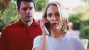 Der Beginn des Telefonterrors: Hendriks (Ulrich Drewes) Frau Britta (Stefanie Jaap) bekommt einen anonymen Anruf, in denen die Anruferin behauptet, mit Hendrik eine Affäre zu haben...