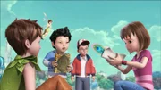 Wendy legt die Feder, die Wünsche in Erfüllung gehen lässt, wieder in ihr Kästchen. Peter Pan, John, Michael und TinkerBell sehen ihr aufmerksam dabei zu.