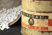 Zyklon B, ein Schädlingsbekämpfungsmittel mit dem Wirkstoff Blausäure. Es wurde im Vernichtungslager Auschwitz in großem Umfang zum Massenmord eingesetzt.