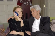 Nach dem Eklat um Natascha kümmert sich Robert (Mathieu Carrière, r.) besorgt um Maja (Barbara Lanz, l.).