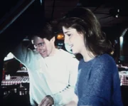 Lizzy (Helen Hunt, r.) und Garth (John Hammond, l.) schließen Freundschaft.