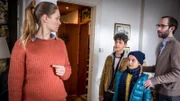 Tarun und Clarissa zwischen den Verdächtigen Tina Lüders (links) und Jan Kronenberg.