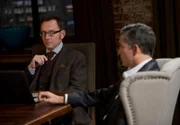 Finch (Michael Emerson) nähert sich der Zielperson undercover, während Reese (Jim Caviezel) die Situation beobachtet.