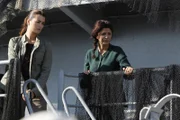 Ein Offizier der Küstenwache wird auf einem führerlosen Schiff erschossen. Die Crew ist von Bord gegangen. Als Gibbs und seine Leute zusammen mit Agent Borin an Bord kommen, hören sie Geräusche unter Deck und finden dort eine libanesische Familie eingeschlossen in einem der Räume. Ziva (Cote de Pablo, l.) und Mariam Bawali (Shohreh Aghdashloo, r.) ...