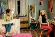 Anna-Kat Otto (Julia Butters, l.); Taylor Otto (Meg Donnelly, r.)