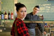Ada Holländer (Anna Fischer, l.) und ihr Bruder Ringo Holländer (Tim Kalkhof, r.), der seit kurzem in der Gerichtskantine arbeitet, machen eine interessante Beobachtung.